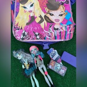 Bratzz computer bag including 2 Doll Set